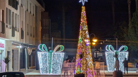 Adornos luminosos en una de las plazas de Puerto Lumbreras durante la Navidad de 2024