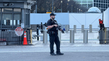 Un agente del Servicio Secreto de los Estados Unidos vigila en los alrededores de la Casa Blanca este miércoles, en Washington