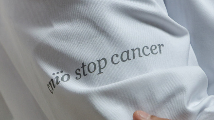 Detalle de una de las batas donde se lee 'cnio stop cancer' del Centro Nacional de Investigaciones Oncológicas (CNIO)