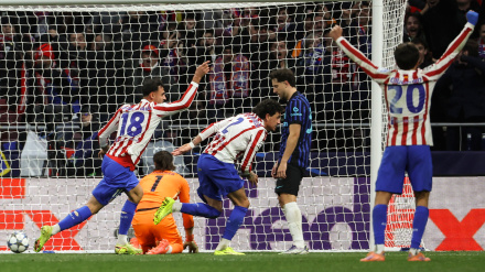 El Atlético de Madrid celebra el gol de Giménez en el tiempo añadido en el partido de Liga de Campeones frente al Inter