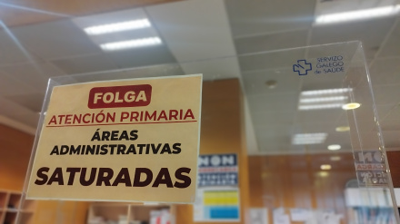 Cartel de huelga en atención primaria en la Casa del Mar de A Coruña