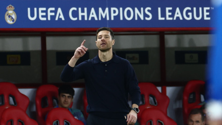 Xabi Alonso, entrenador del Real Madrid, hace un gesto durante el partido de la fase 5 de la Liga de Campeones de la UEFA 2025/26 entre el Olympiacos FC y el Real Madrid C.F. en el Estadio Georgios Karaiskakis