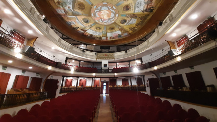 Patio de butacas del teatro Guerra de Lorca, con el escenario al fondo