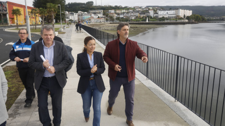 Villaverde, en el centro, durante su visita a Ortigueira