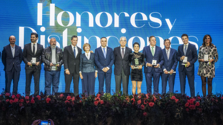 Imagen de los premiados en la gala de los ´Honores y Distinciones 2025´ de la Diputación de Granada que se ha celebrado hoy miércoles en el Teatro Dengra de Baza.