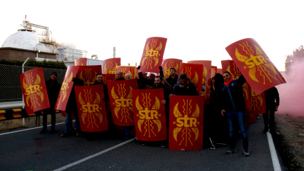 Un centenar de trabajadores de Repsol bloquean el complejo de Tarragona para “avanzar” en la negociación de los convenios