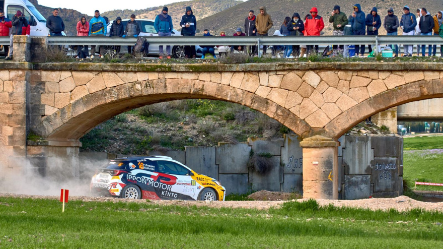 Uno de los vehículos participantes del Rallye en un tramo en Pedanías Altas
