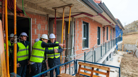 El presidente de la Junta, Alfonso Fernández Mañueco, y el consejero de la vivienda, Juan Carlos Suárez Quiñones, durante una visita a una promoción pública de viviendas