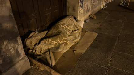 Eduardo, persona sin hogar, en el entorno de la Plaza de Los Sitios de Zaragoza