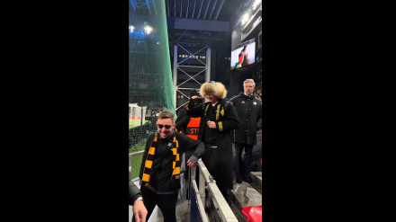 Los aficionados del Kairat Almaty bajan al césped del Parken.