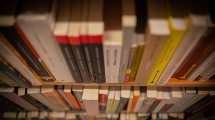 Libros y material colocado en las estanterías de la librería Laie Pau Claris de Barcelona