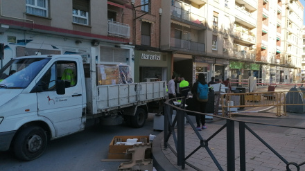 Los vecinos y afectados recogen parte de sus enseres