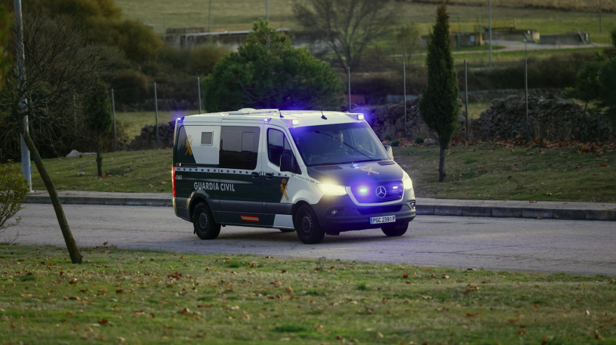 Vista del furgón policial que ha trasladado a José Luis Ábalos y Koldo García para ingresar este jueves en la cárcel de Soto del Real