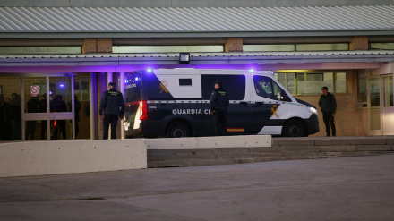 Vista del furgón policial que ha trasladado a José Luis Ábalos y Koldo García para ingresar este jueves en la cárcel de Soto del Real