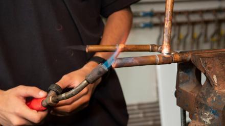 Herramientas en el banco de trabajo de fontanería y calefacción