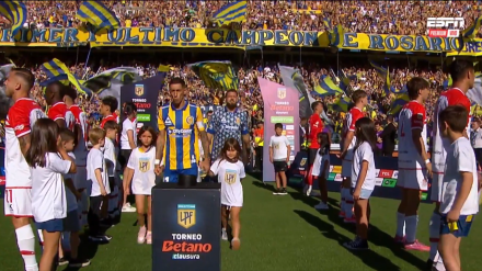 Los jugadores de Estudiantes realizan el pasillo de espaldas a los de Rosario Central.