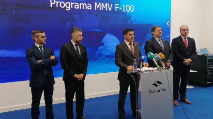 El delegado del Gobierno, en el centro, durante su comparecencia ante los medios de comunicación