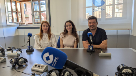 La investigadora Beatriz García Mayol en el centro de la fotografía