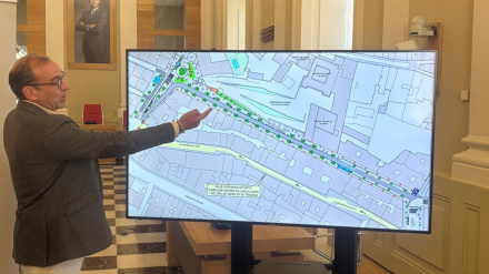 El alcalde, Rafa Mateos, explica sobre plano las actuaciones que se acometerán en la Plaza Marrón