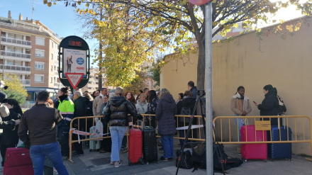 Los vecinos esperan poder entrar a sus casas para recoger parte de sus pertenencias