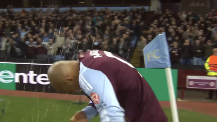 Donyell Malen recibe el lanzamiento de un vaso durante el Aston Villa-Young Boys.