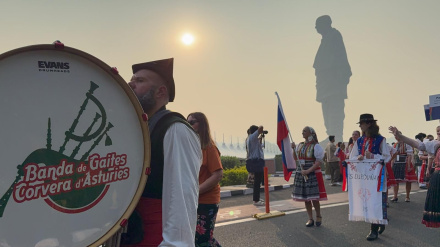Los miembros de la Banda de Gaitas de Corvera bajo la estatua más grande del mundo en India