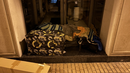 Una persona sin hogar duerme en la calle Rufas, en pleno centro de Zaragoza