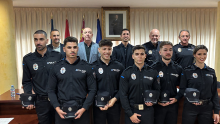 Los seis nuevos agentes de la Policía Local en la toma de posesión, presidida por el alcalde y el comisario