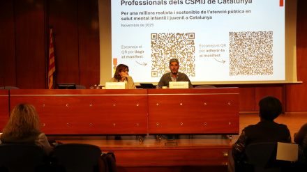 Lectura del manifesto en la jornada sobre salud mental infantil y juvenil celebrada en el Colegio de Médicos de Barcelona