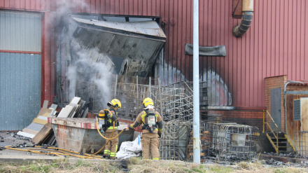 Dos bomberos en el incendio de Caldes de Montbui