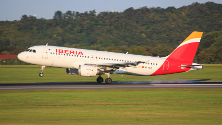 Airbus A320 de Iberia en el aeropuerto de Viena