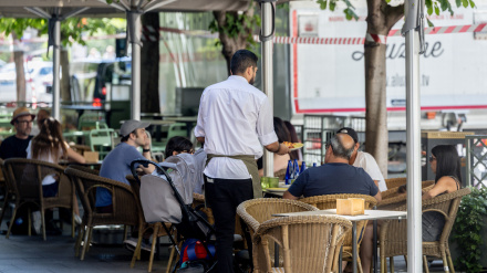 Clientes de un bar se refrescan en la terraza, a 15 de julio de 2025, en Madrid (España)