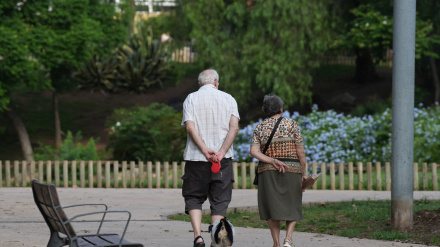 Dos jubilados pasean con su perro en Barcelona