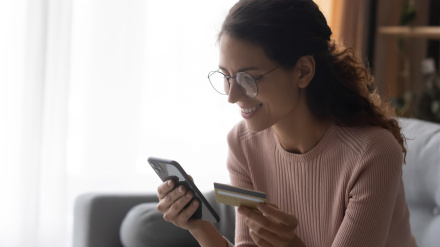 Una mujer comprando billetes de avión