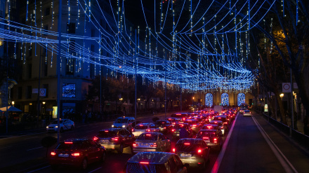 Luces navideñas y atasco en la calle Alcalá, Madrid