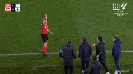 Hernández Hernández muestra la tarjeta roja al delegado del Getafe.