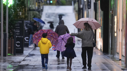 Personas con paraguas protegiéndose de la lluvia