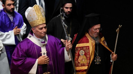 Papa León XIV entrando a la Santa Misa