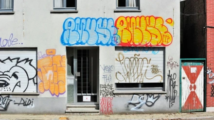 Puerta de una casa okupadaPuerta de una casa okupadaPuerta de una casa okupada