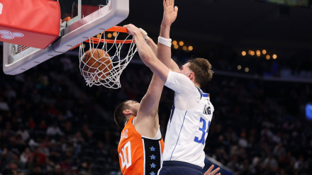 Cooper Flagg realiza un mate sobre Ivica Zubac en el partido entre Clippers y Mavericks.