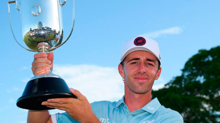 David Puig posa como ganador del campeonato de la PGA de Australia.