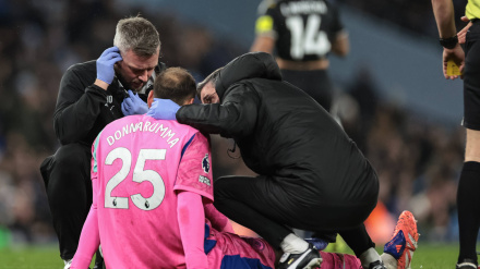 Gianluigi Donnarumma recibe tratamiento médico después de sufrir molestias en el partido ante el Leeds.