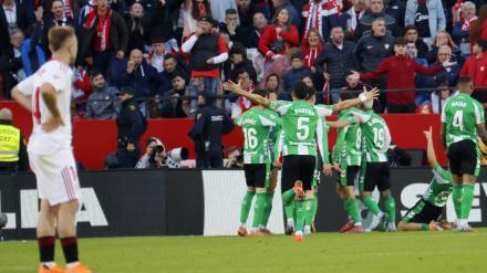 Los jugadores del Betis celebran el gol de Fornals ante el Sevilla