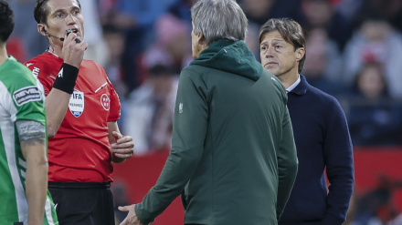 Almeyda y Pellegrini, hablando con Munuera Montero en el parón del derbi Sevilla-Betis