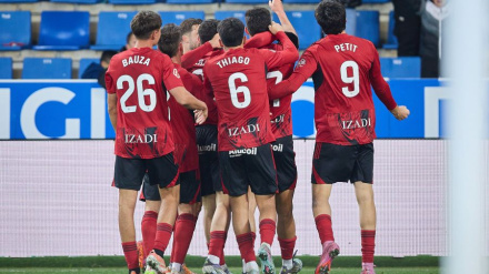 Los jugadores del Mirandés celebran el gol ante la Real B