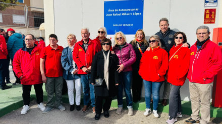 El alcalde y la primera teniente de alcalde, junto a representantes del club local de turismo de autocaravanas tras el descubrimiento de la placa