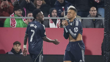 Kylian Mbappé y Vinicius se lamentan durante el Girona - Real Madrid