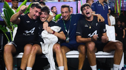 Tapia y Coello celebran con su equipo en el banquillo