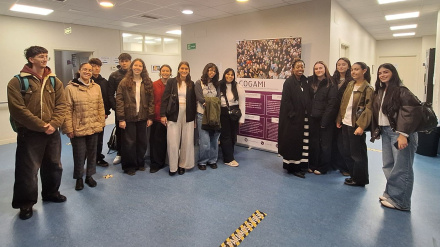 Alumnado del primer curso del grado en Relaciones Laborales y Recursos Humanos ante la sede de COGAMI