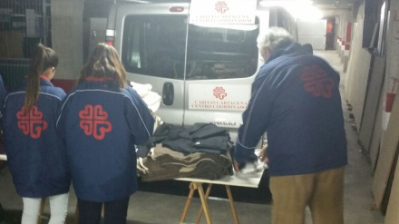 Los voluntarios preparando el dispositivo